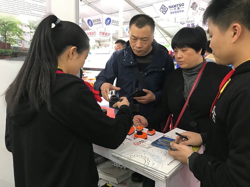 万向拉手厂家批发拉手,内波纹手轮,背波纹手轮,椭圆拉手,胶木拉手,方形拉手